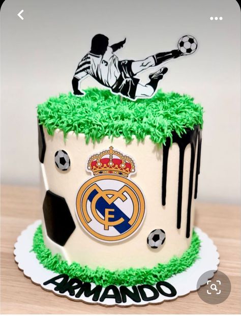 Real Madrid Cupcakes, Tarta Real Madrid, Cristiano Ronaldo Birthday, Football Cake Design, Ronaldo Birthday, Real Madrid Cake, Soccer Birthday Cakes, Football Birthday Cake, Candy Birthday Cakes