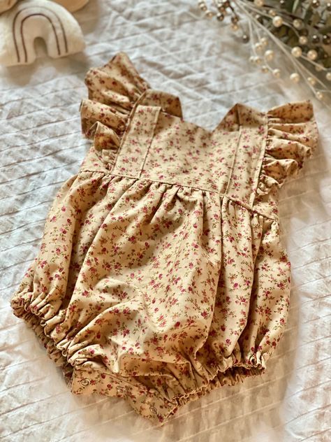 Vintage Baby Girl Clothes, Baby Ruffle Romper, Boho Baby Clothes, Classic Baby Clothes, Girl Clothes Baby, Boho Baby Girl, Baby Girl Outfit, Baby Fits, Leg Bands