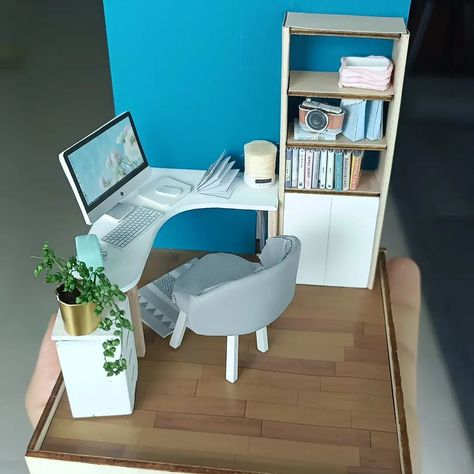 It's not finished yet... Miniature office #miniature #office #miniatureart Miniature Office, Miniature Computer Diy, Dollhouse Study, Dollhouse Office, Miniature Desk, Miniature Crafts, Diy Dollhouse, Miniature Art, Doll House