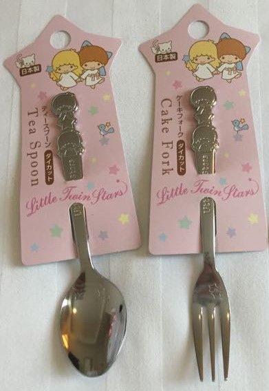 Daiso - Little Twin Stars Tea Spoon and Cake Fork Cute Forks And Spoons, Sanrio Kitchenware, Little Twin Stars Aesthetic, Cute Utensils, Cute Spoons, Cake Fork, Eating Utensils, Sims 4 Toddler, Tea Spoon