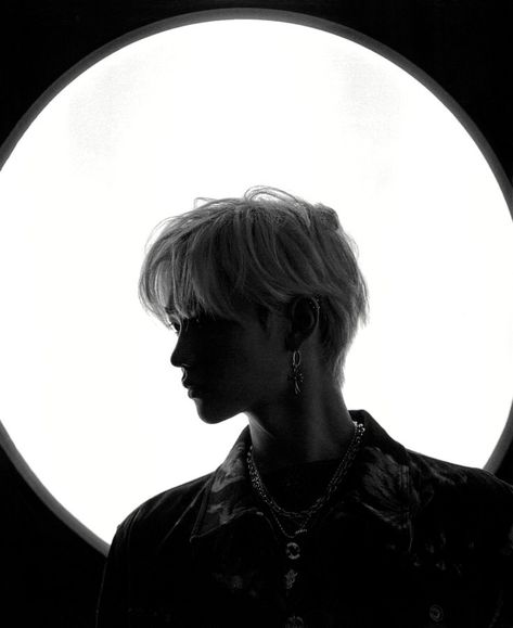 Felix Kpop, Monochrome Wallpaper, Wallpaper Hp, Grey Pictures, Dark Pictures, Gray Aesthetic, Skz In Cute, Black And White Wallpaper, We Bare Bears