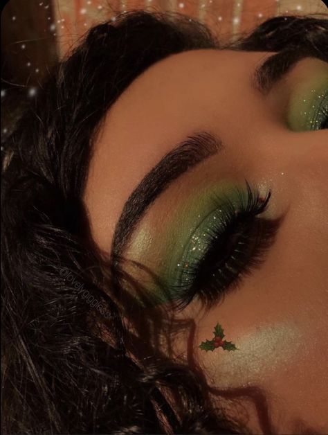 Grinch Eye Makeup, Green Christmas Makeup, Cute Christmas Makeup Looks, Green Glitter Makeup, Christmas Eye Makeup Ideas, Mecca Makeup, Make Up Green, Christmas Makeup Looks, Christmas Eye Makeup