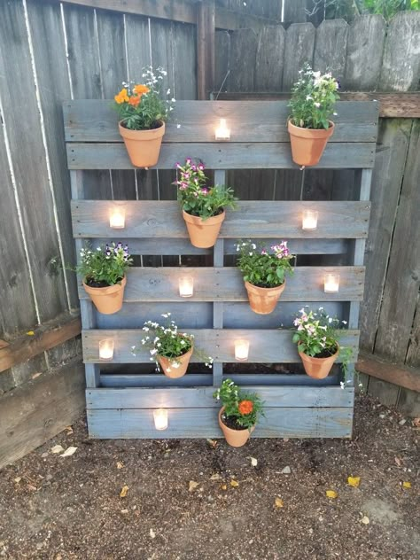 Palette Planter, Pallet Garden Ideas Diy, Pallet Garden Walls, Easy Small Garden Ideas, Palette Garden, Pallet Projects Garden, Pallet Planter, Corner Garden, Garden Decor Projects