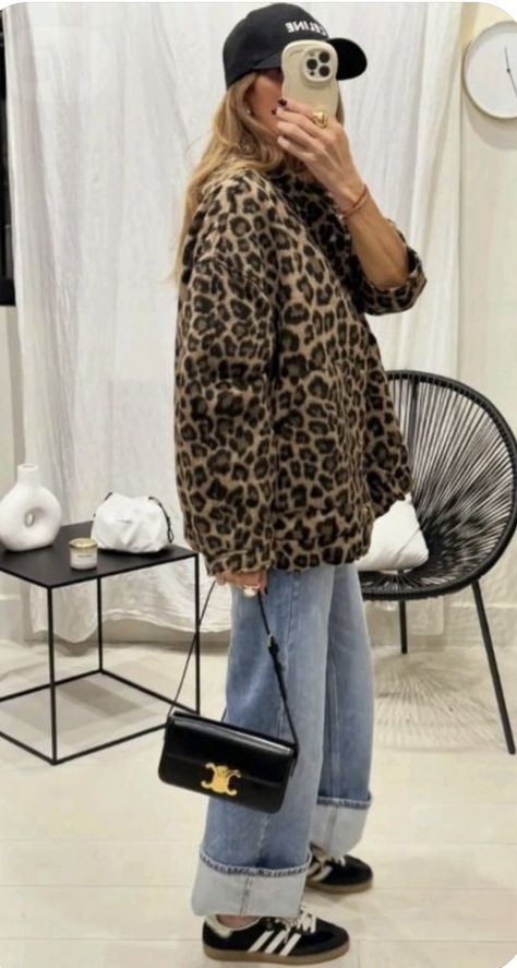 Leopard 2024 Trend, Leopard Print Jacket Outfit Winter, Leopard Print Winter Outfits, Leo Style Outfits, Cheetah Jacket Outfit, Leopard Jeans Outfit 2024, Cheetah Coat Outfit, Cheetah Print Coat Outfits, Cheetah Outfit Ideas