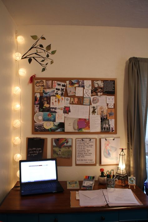 Dorm Room Study Table Ideas, Study Table Wall Decor, Above Desk Decor, Corkboard Aesthetic, Corkboard Decor, Cork Board Ideas For Bedroom, Cork Board Ideas, Indian Room, Indian Room Decor