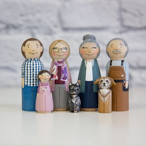 Peg Doll Family, Wooden People, Wood Peg Dolls, Christmas Gifts For Couples, Peg People, Family Diy, Doll Family, Custom Family Portrait, Peg Doll