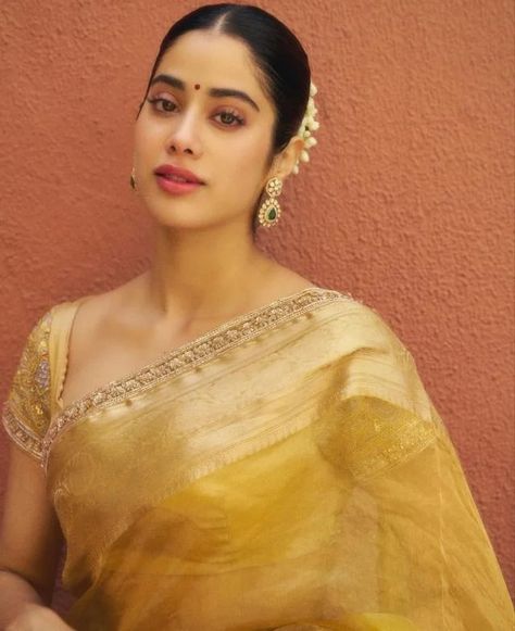 Jhanvi Kapoor, Traditional Chic, Indian Dresses For Women, Golden Saree, Simple Saree Designs, Janhvi Kapoor, India Dress, Simple Sarees, Indian Fashion Saree