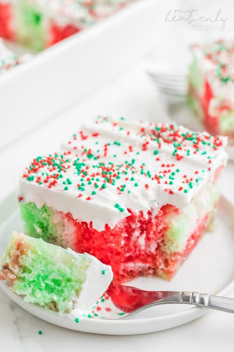 Christmas Jello Poke Cake, Christmas Jello Cake, Christmas Poke Cake Recipes, Poke Cake Recipes Easy, Cranberry Trifle, Christmas Poke Cake, Pole Cake, Christmas Potluck Dishes, Christmas Potluck Ideas