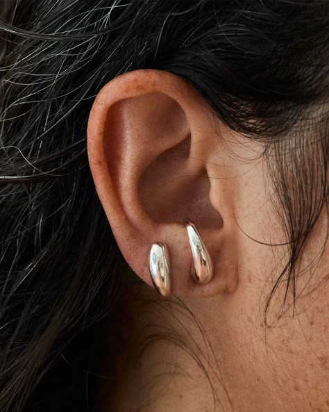 vuelta – Hernan Herdez Queer Earrings Aesthetic, Two Piercings Ear, Hair Accessories Short Hair, Hernan Herdez, Cool Piercing, Jewelry Goals, Evening Eye Makeup, Unique Ear Piercings, Two Earrings