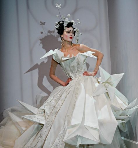 Fabulous origami wedding dress created by John Galliano for Christian Dior Kate Moss Wedding Dress, Mode Origami, Dior Wedding Dresses, Kate Moss Wedding, Galliano Dress, Origami Wedding, Origami Dress, Origami Fashion, Collection Couture