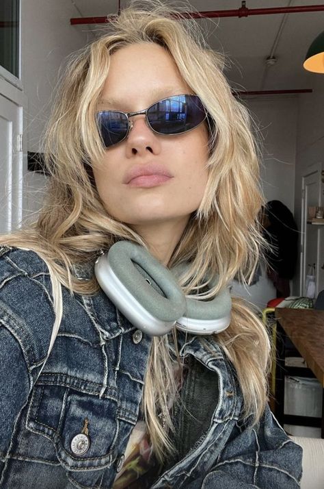 Girl With Headphones, Fashion Model Poses, Stylish Glasses, Aesthetic People, Dream Hair, Aesthetic Hair, Stories Instagram, Hair Looks, New Hair