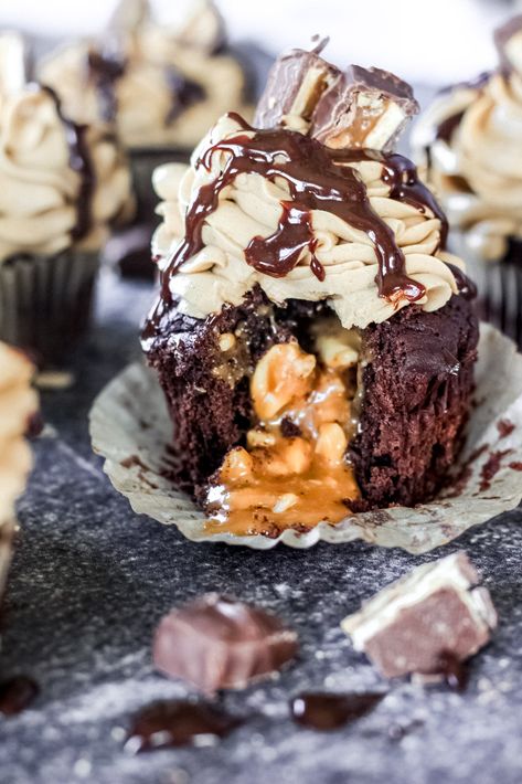 Snickers Cupcakes – Lolo Home Kitchen Snickers Cupcakes With Filling, Manly Cupcakes, Snickers Cupcake, Cupcakes Stuffed, Snickers Cupcakes, Snicker Cupcakes, Stuffed Cupcakes, Chocolate Cupcakes Moist, Filled Cupcakes