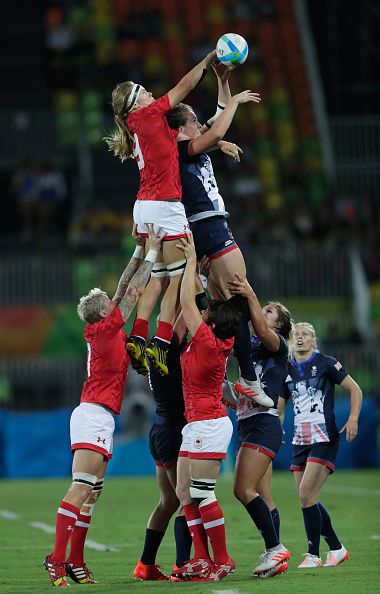 Teams go up for the lineout during the Women's Bronze Medal Rugby Sevens match between Canada and Great Britain on Day 3 of the Rio… Lineout Rugby, Rugby Motivation, Rugby Videos, Rugby Memes, Rugby Rules, Rugby Wallpaper, Rugby Workout, Rugby Baby, Rugby Girls