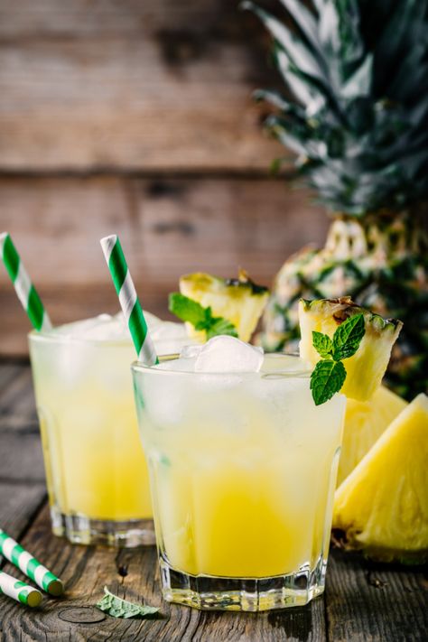 Fresh pineapple juice in two glasses with ice and mint leaves on dark rustic background Tequila Pineapple, Tequila Mixed Drinks, Drinks With Pineapple Juice, Pineapple Detox, Tequila Recipe, Pineapple Cocktail, Pineapple Water, Pineapple Drinks, Salad With Chicken