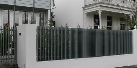 steel slat fencing Deck Balustrade Ideas, Batten Fence, Balustrade Ideas, Slat Fencing, Aluminium Balustrades, Exterior House Renovation, Garden Retaining Wall, Modern House Floor Plans, House Fence Design