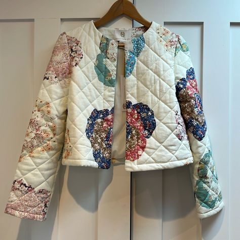 Super Cute Patchwork Print Quilted Jacket. Open Front, Slight Puff At Shoulder. Questions? Leave A Comment Below! Quilted Patchwork Jacket, Quilted Garments, Quilted Cardigan, Quilting Clothes, Quilted Jacket Outfit, Quilt Jackets, Quilt Coats, Upcycling Clothes, Quilted Clothing