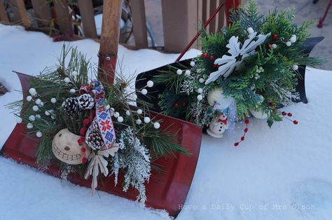 Shovel Decor, Shovel Craft, Christmas Bazaar Crafts, Sled Decor, Snow Shovels, Shoveling Snow, Bazaar Crafts, Snow Much Fun, Christmas Garden