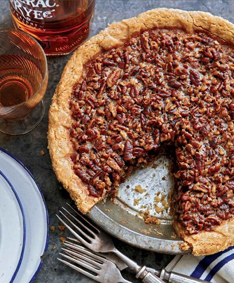 This maple pecan pie, made with a buttery oat crust, and a sweet, crunchy filling, is an autumn favorite. Pecan Pie Oatmeal, Pie With Shortbread Crust, Oat Crust, Maple Pecan Pie, Baker Bettie, Pecan Pie Bars Recipe, Thanksgiving Pie Recipes, Maple Recipes, Maple Syrup Recipes