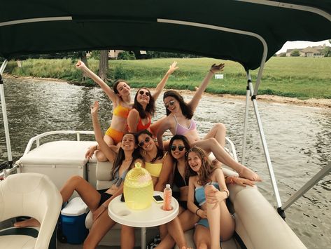 Lake Birthday Ideas, Sweet 16 Boat Party Ideas, Lake Bday Party Ideas, Birthday Boat Party Ideas, Boat Birthday Party, Lake Birthday Party, Birthday At The Beach, Boat Birthday, Lake Pics