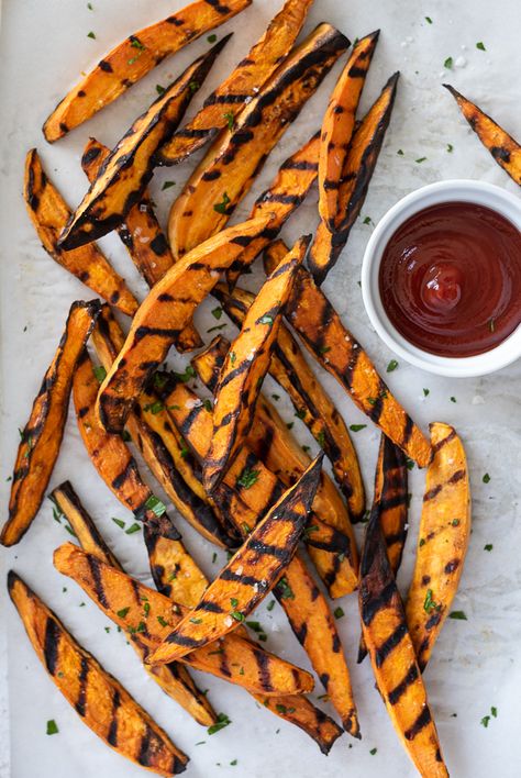 Grilled Sweet Potato Fries, Savory Sweet Potato Recipes, Sriracha Ketchup, Savory Sweet Potato, Air Fryer Sweet Potato Fries, Grilled Sweet Potatoes, Gluten Free Meal Plan, Healty Dinner, Healthy Vegetable