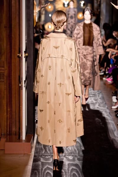 Valentino Embroidery Detail, Embroidered Insects, Dramatic Fashion, Embroidery Fashion, Abayas Fashion, Silk Twill, London Fashion, Muslim Fashion, London Fashion Week