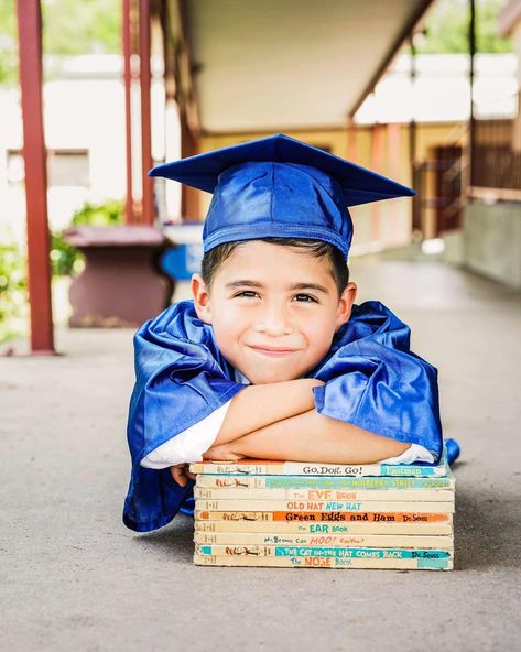 Graduation Picture Ideas Preschool, Kinder Cap And Gown Pictures, Kindergarten Pictures Graduation, Graduation Picture Ideas Kindergarten, Kindergarten Pictures Ideas, Pre K Graduation Pictures Boy, Kindergarten And High School Graduation Pictures, Kindergarten Grad Picture Ideas, Pre K Grad Photoshoot