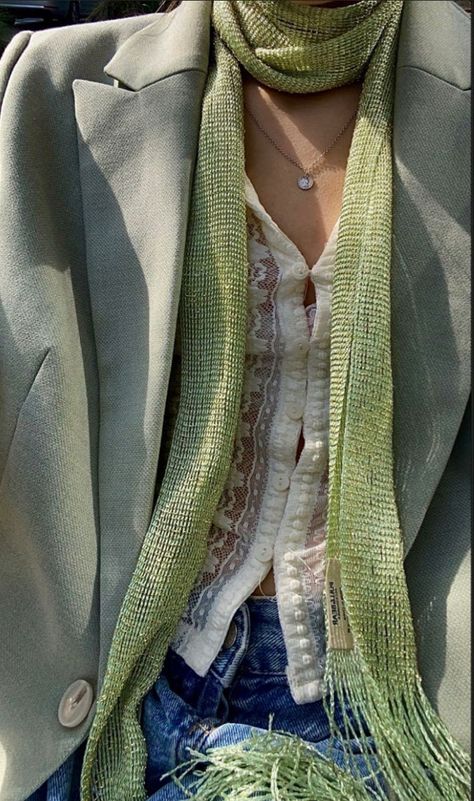 Peter Pan Kostüm, Scarf With Tassels, Outfit Blazer, Cool Girl Style, Scarf Outfit, Linen Summer, Green Scarf, Green Blazer, Mode Inspo