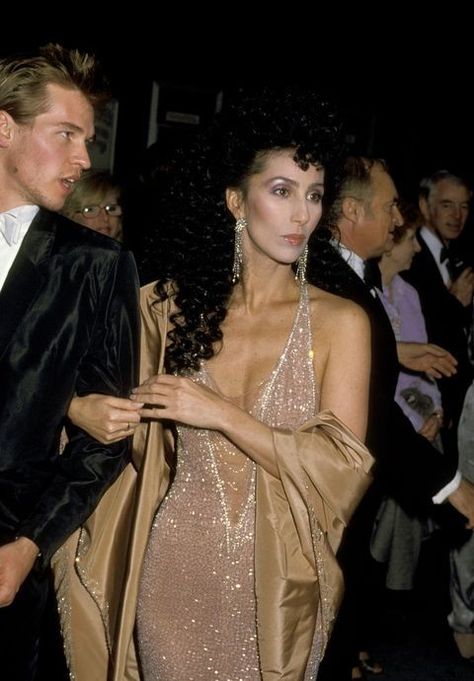 Cher Fashion, Vestidos Oscar, Cher Outfits, Academy Awards Red Carpet, Cher Photos, Swan Dress, Nina Hagen, Wild Outfits, Cher Horowitz