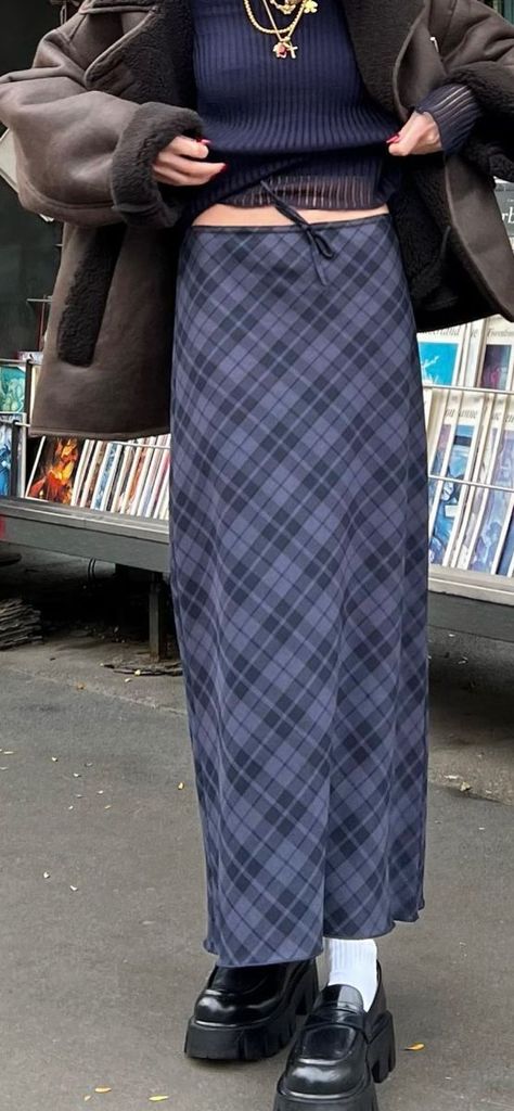 Checked Long Skirt Outfit, Maxi Plaid Skirt, Maxi Plaid Skirt Outfit, Aesthetic Maxi Skirt Outfit, Outfits With Skirts Long, Hoodie And Long Skirt Outfit, 80s Outfits Skirt, 90s Maxi Skirt Outfit, 90s Long Skirt Outfits