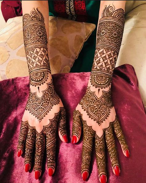 Perfect for hen parties, birthdays, Indian weddings, corporate events and trade stands, henna tattoos boast a fantastic addition to all events and provide guests with stunning pieces of body art that are completely custom to suit their personal preferences. Wedding Henna Designs, Indian Mehndi Designs, Floral Henna Designs, Mehndi Designs 2018, Bridal Mehendi Designs Hands, Full Mehndi Designs, Mehndi Design Pictures, Henna Art Designs, Modern Mehndi Designs