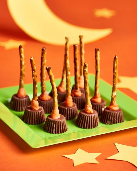 Pretzels Treats, Witch Recipes, Holiday Boards, Halloween Pretzels, Halloween Treats To Make, Halloween Deserts, Halloween Witch Brooms, Pretzel Treats, Halloween Party Appetizers