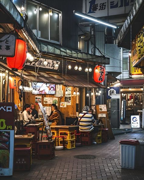 Izakaya dinner and drinks with friends Izakaya Aesthetic, Izakaya Food Photography, Japanese Izakaya Interior, Izakaya Food, Japanese Izakaya, Drinks With Friends, Japan Life, Living In Japan, Pink Clothes