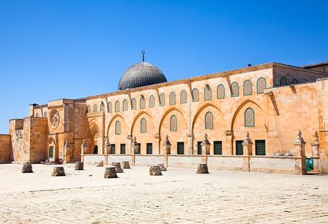 Exploring Haram al-Sharif (Temple Mount): A Visitor's Guide | PlanetWare Gan Photo, Aqsa Mosque, Islamic Events, Temple Mount, Mosque Art, Dome Of The Rock, Place Of Worship, Holy Land, Mecca