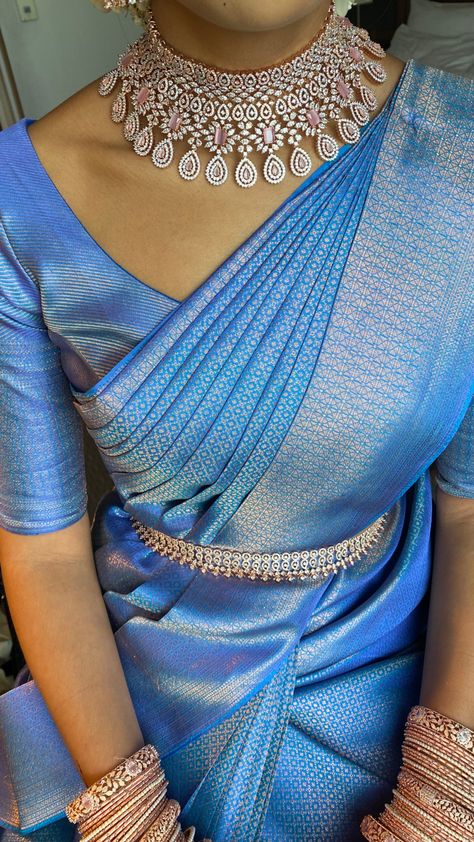 Pose Saree, Styling Saree, Saree Pose, South Indian Wedding Saree, Saree Styling, Bridal Sarees South Indian, Simple Saree Designs, New Saree Blouse Designs, Saree Draping