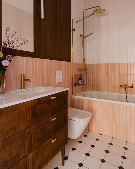 Tan Tile Bathroom, Mid Mod Bathroom, Terracotta Interior Design, Wallpaper Design Ideas, Peach Bathroom, Interior Studio, Balcony Design Ideas, Mid Century Modern Bathroom, Mid Century Bathroom