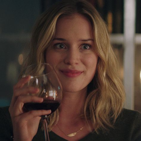 Elizabeth Lail as Guinevere Beck in You (2018) Guinevere Beck, Elizabeth Lail, Female Faceclaims, Emma Roberts, Gold Hair, Beck, Queen Elizabeth, Serie Tv, Face Claims