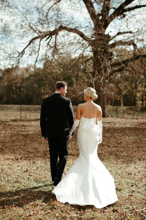 Sadie Robertson Wedding Hair, Timeless Wedding Dress Elegant Long Sleeve, Wedding September, Queen Wedding Dress, Wedding Dress Backs, Old Hollywood Wedding, Derby Dress, Timeless Wedding Dress, Hollywood Wedding