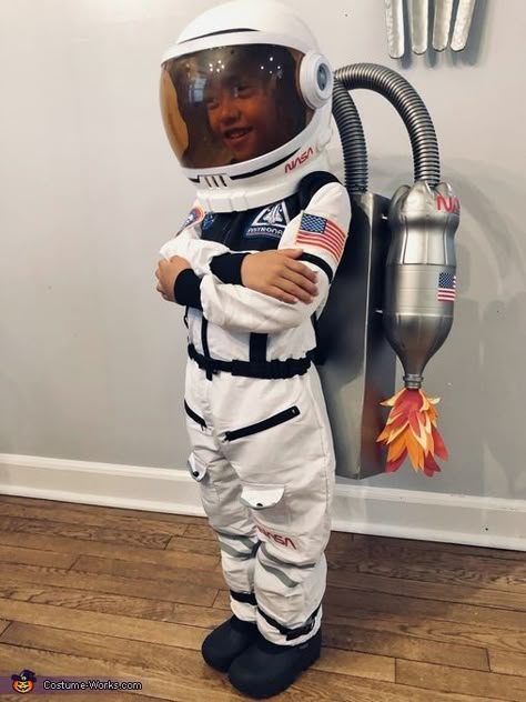 Boys Astronaut Costume, Homemade Costumes For Boys, Space Party Costumes, Diy Astronaut Costume, Diy Astronaut, Space Suit Costume, Astronaut Diy, Kids Astronaut Costume, Astronaut Halloween Costume