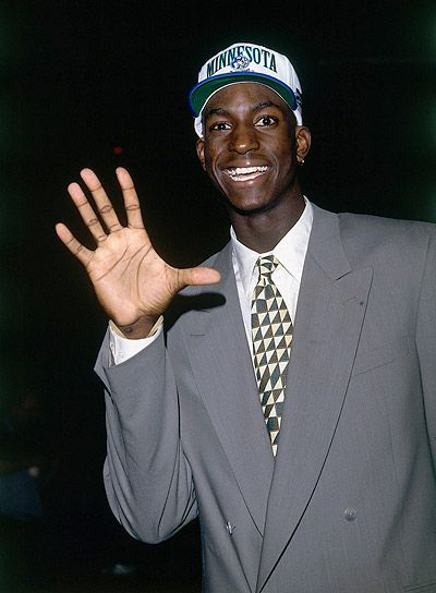 KG on draft day. Kevin Garrett, Club Photoshoot, Tim Duncan, Kevin Garnett, Flashback Friday, St Paul Minnesota, Nba Sports, Nba Pictures, Nba Draft