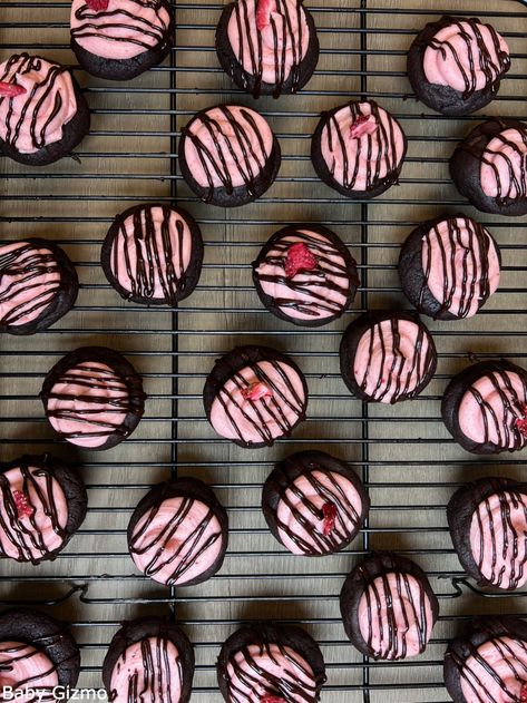 Crumbl Chocolate Covered Strawberry, Strawberry Chocolate Cookies, Chocolate Covered Strawberry Cookies, Chocolate Covered Strawberries Cookies, Chocolate Strawberry Cookies, Strawberry Cookies Recipe, Strawberry Cookie Recipe, Valentines Desserts, Strawberry Icing