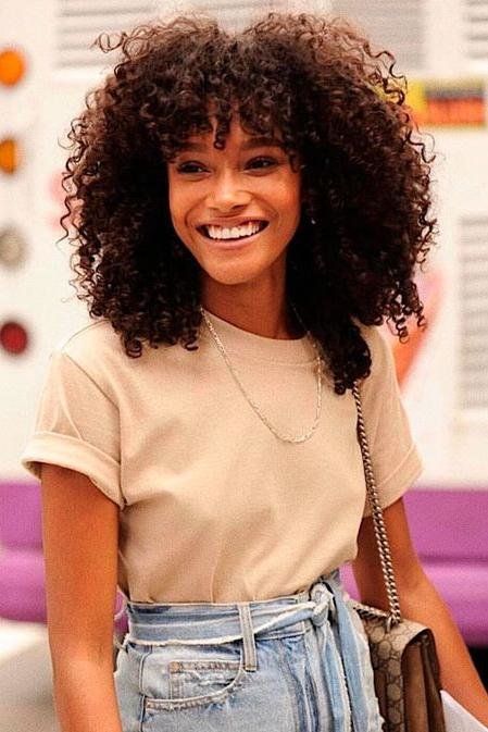 Proof That Curly Hair Girls Can Wear Bangs Too Curly Natural Curls, Curly Hair Pictures, Walking Down The Street, Curly Hair Photos, Curly Bangs, Curly Hair Inspiration, Curly Girl Hairstyles, Curly Hair With Bangs, Curly Hair Cuts