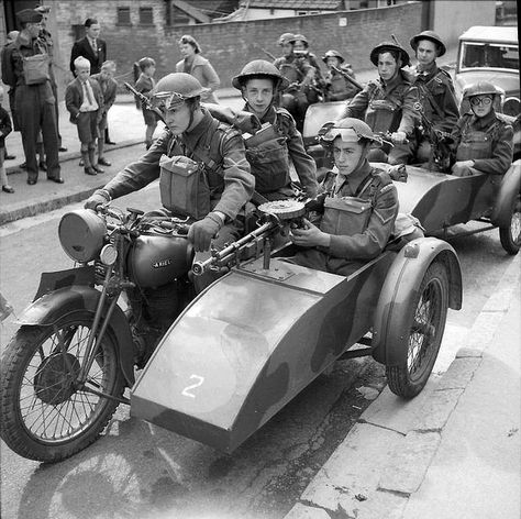 Home Guard soldiers on motorcycle sidecar combinations fitted with Lewis guns during an exercise near Exeter, 10 August 1941. Reading Uk, Military Motorcycle, Home Guard, Olympic Torch, Motorcycle Sidecar, British Armed Forces, Military Looks, British Home, On Motorcycle