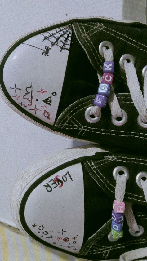 Drawing Converse Shoes, Drawing Ideas On Converse, Converse Ideas Drawing, Converse With Drawings On Them, Converse Art Ideas, Drawn On Converse Grunge, Converse Drawing Ideas, Converse Sketch, Converse Shoes Drawing