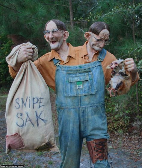 Not actual Siamese twins ---artist Tom Kuebler - Sculptor of the Bizarre. Creepy Old Photos, Siamese Twins, Swamp People, Human Oddities, Monster Artwork, Conjoined Twins, Creepy Pictures, Puppy Photos, Baguio