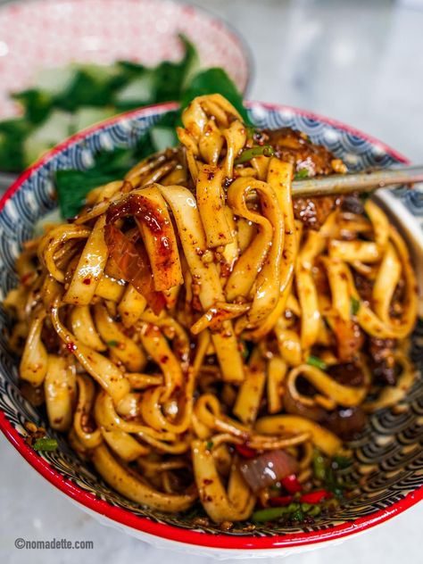 Spicy Cumin Chilli Oil Beef Noodles - Nomadette Extra Spicy Recipes, Cumin Beef, Singapore Recipes, Noodles Asian, Chipotle Pasta, Homemade Chilli, Asian Noodle Dishes, Asian Dish, Beef Stir Fry Recipes