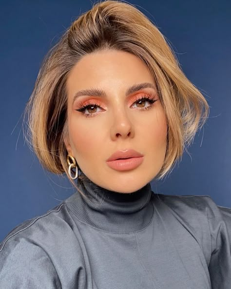 Ali Andreea, Andreea Ali, Makeup For Round Eyes, Winged Liner Makeup, Blondie Girl, Camera Photos, Selfie Camera, Round Eyes, Winged Liner