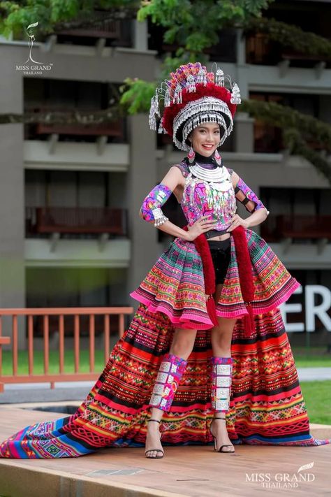 United Nations Costume, Peruvian Clothing, Peruvian Fashion, Fashion Show Themes, Recycled Outfits, Fashion Collection Inspiration, Carnival Fashion, Fashion Anak, Traditional Thai Clothing