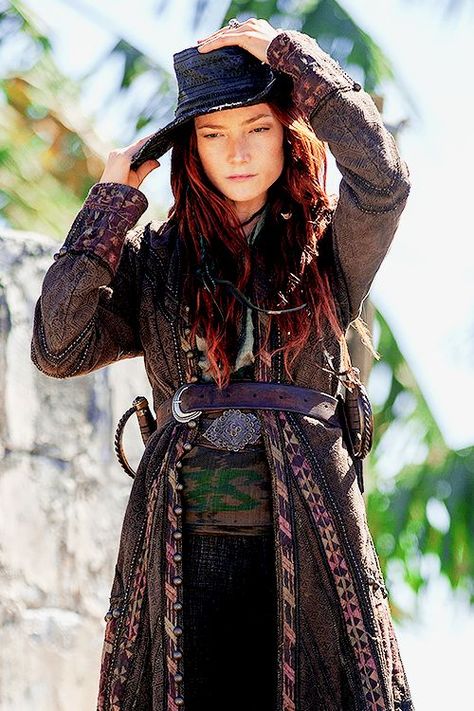 Clara Paget as "Anne Bonny" in Black Sails. Male Pirate, Clara Paget, Brunette Female, Female Pirate, Pirate Garb, Anne Bonny, Pirate Queen, Black Sails, Pirate Woman