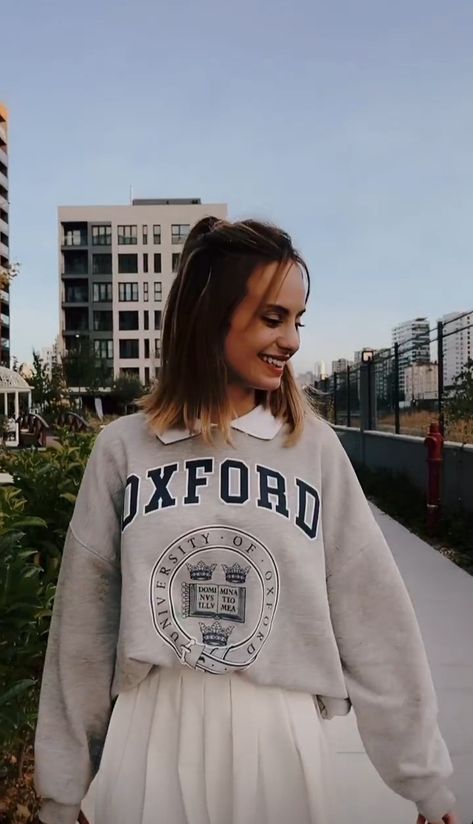 University Sweatshirt Outfit, Oxford Vibes, College Sweatshirt Outfit, Future University, Oversized Sweatshirt Outfit, Japan Outfits, College Sweater, American Party, Sweat Women