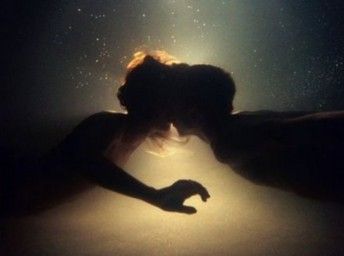 Matilde on Twitter: "Apnea of Love:::: Ryan McGinley https://t.co/OSt6MWXRGh" / Twitter Underwater Kiss, Behind Every Great Man, Underwater Pictures, The Pirate King, Let Her Go, Beautiful Couple, Twin Flame, Couple Pictures, Short Film